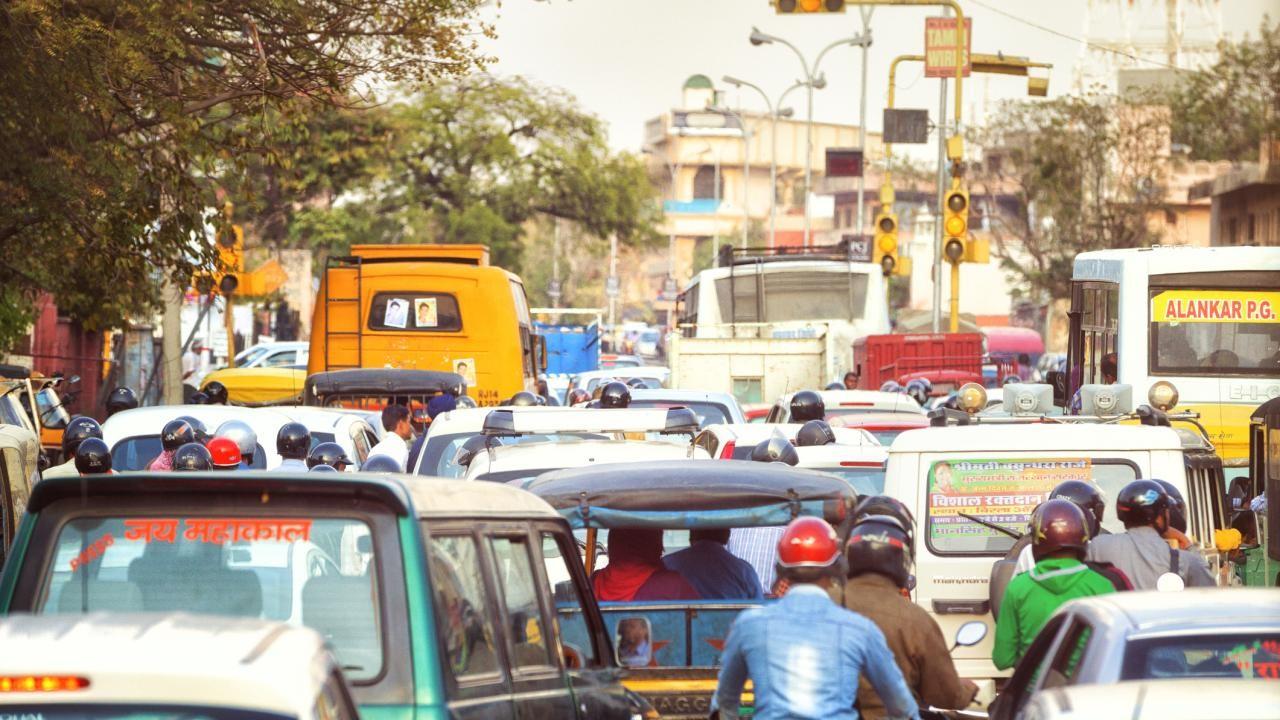 Traffic fills a busy street in India (Getty Images)